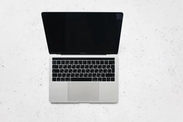 MacBook Pro 14, beyaz mermer zeminde üstten görünüm