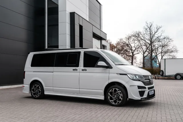 Beyaz Volkswagen Transporter, bina önünde